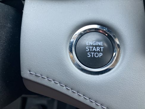 Used 2023 Toyota Highlander XLE AWD/4WD image 29