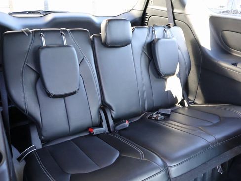 Used 2025 Chrysler Pacifica Select image 12
