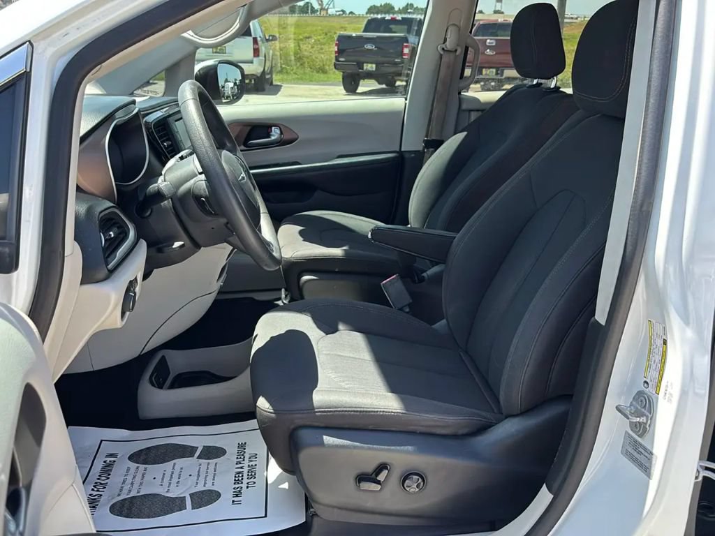 Used 2017 Chrysler Pacifica LX FWD image 16