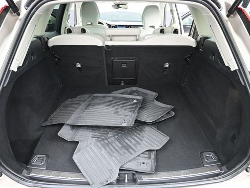 Certified 2023 Volvo XC60 B5 Plus AWD/4WD image 19