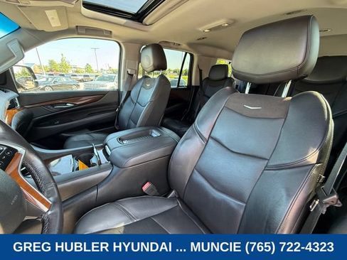 Used 2019 Cadillac Escalade Luxury AWD/4WD image 21