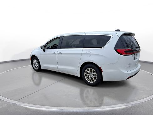 Used 2024 Chrysler Pacifica Touring-L image 6