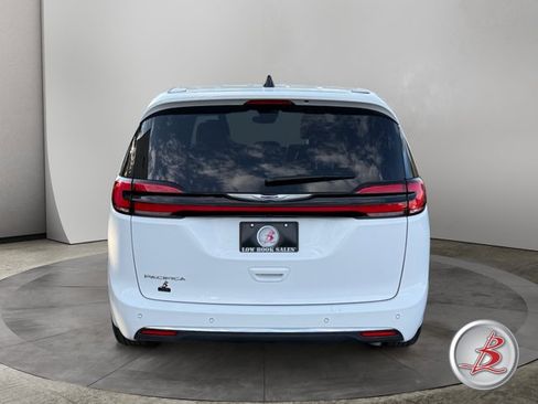 Used 2025 Chrysler Pacifica Select FWD image 6