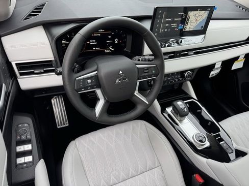 New 2025 Mitsubishi Outlander AWD image 17