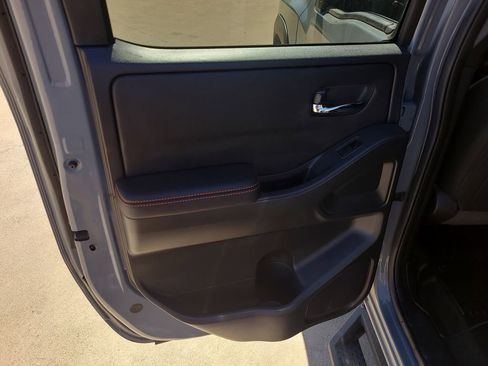 Used 2025 Nissan Frontier PRO-4X image 13