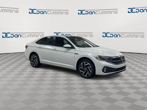 Used 2023 Volkswagen Jetta SEL FWD image 2