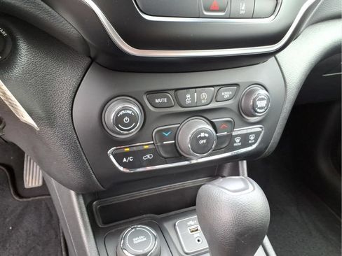 Used 2021 Jeep Cherokee Latitude AWD/4WD image 22