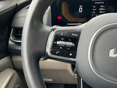 Used 2025 Kia Carnival FWD image 34