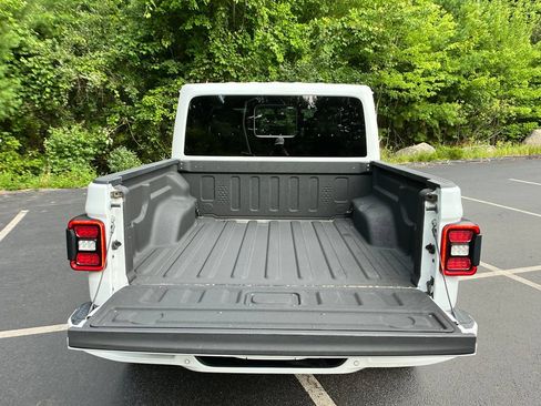 Used 2021 Jeep Gladiator Overland AWD/4WD image 4