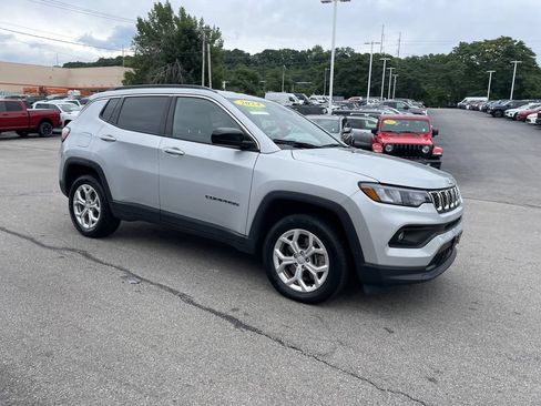 Used 2024 Jeep Compass Latitude AWD/4WD image 6