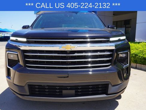 Used 2025 Chevrolet Traverse LT FWD image 3