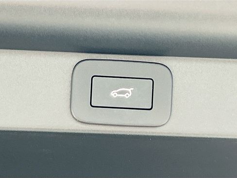 New 2025 Land Rover Range Rover SE image 9