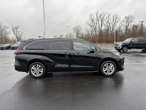 Used 2023 Toyota Sienna Limited image 7