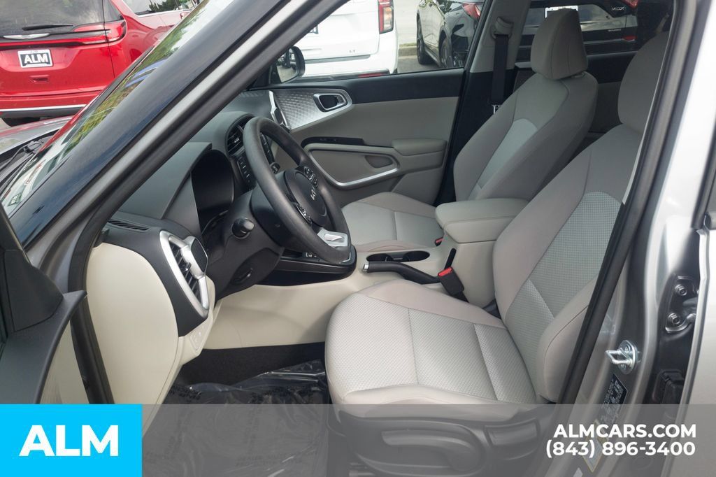 Used 2025 Kia Soul LX w/ LX Technology Package FWD image 15