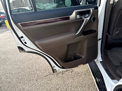 Used 2018 Lexus GX 460 Luxury w/ Preferred Accessory Package image 17