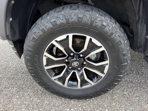 Used 2022 Toyota Tacoma TRD Sport w/ Technology Package RWD image 10