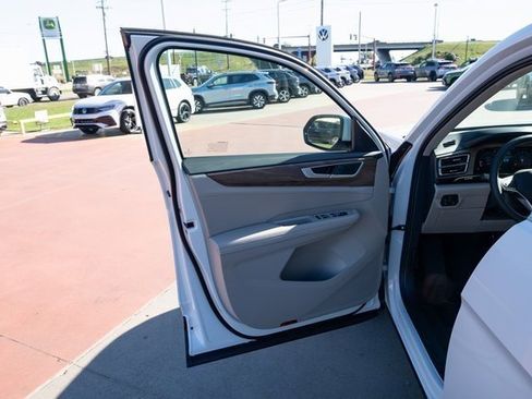 New 2026 Volkswagen Atlas SE image 11