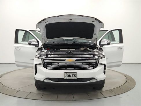 Used 2023 Chevrolet Suburban Premier image 10