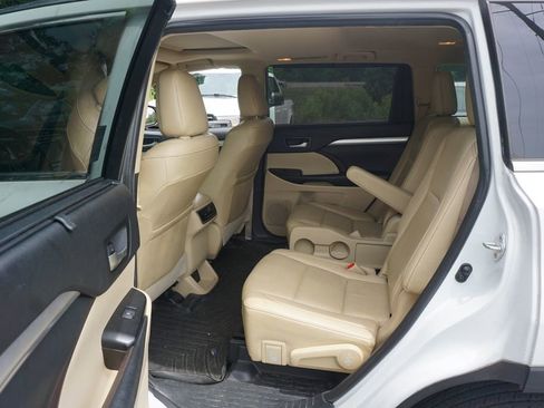 Used 2019 Toyota Highlander XLE FWD image 14