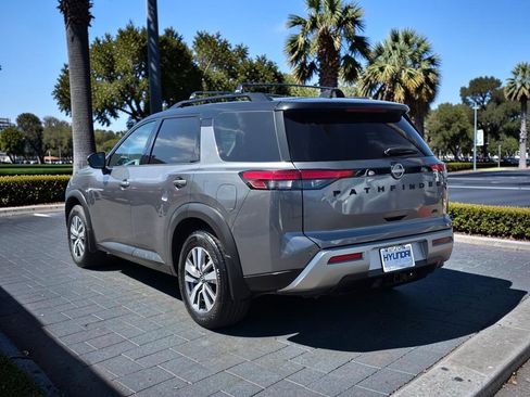 Used 2023 Nissan Pathfinder SL FWD image 7
