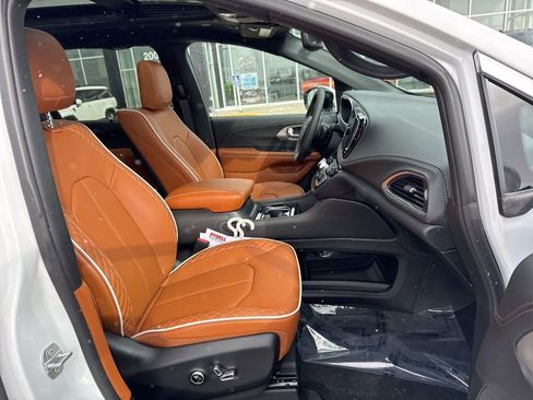 New 2026 Chrysler Pacifica Pinnacle AWD/4WD image 32