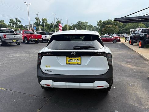 Used 2025 Nissan Kicks SV FWD image 4
