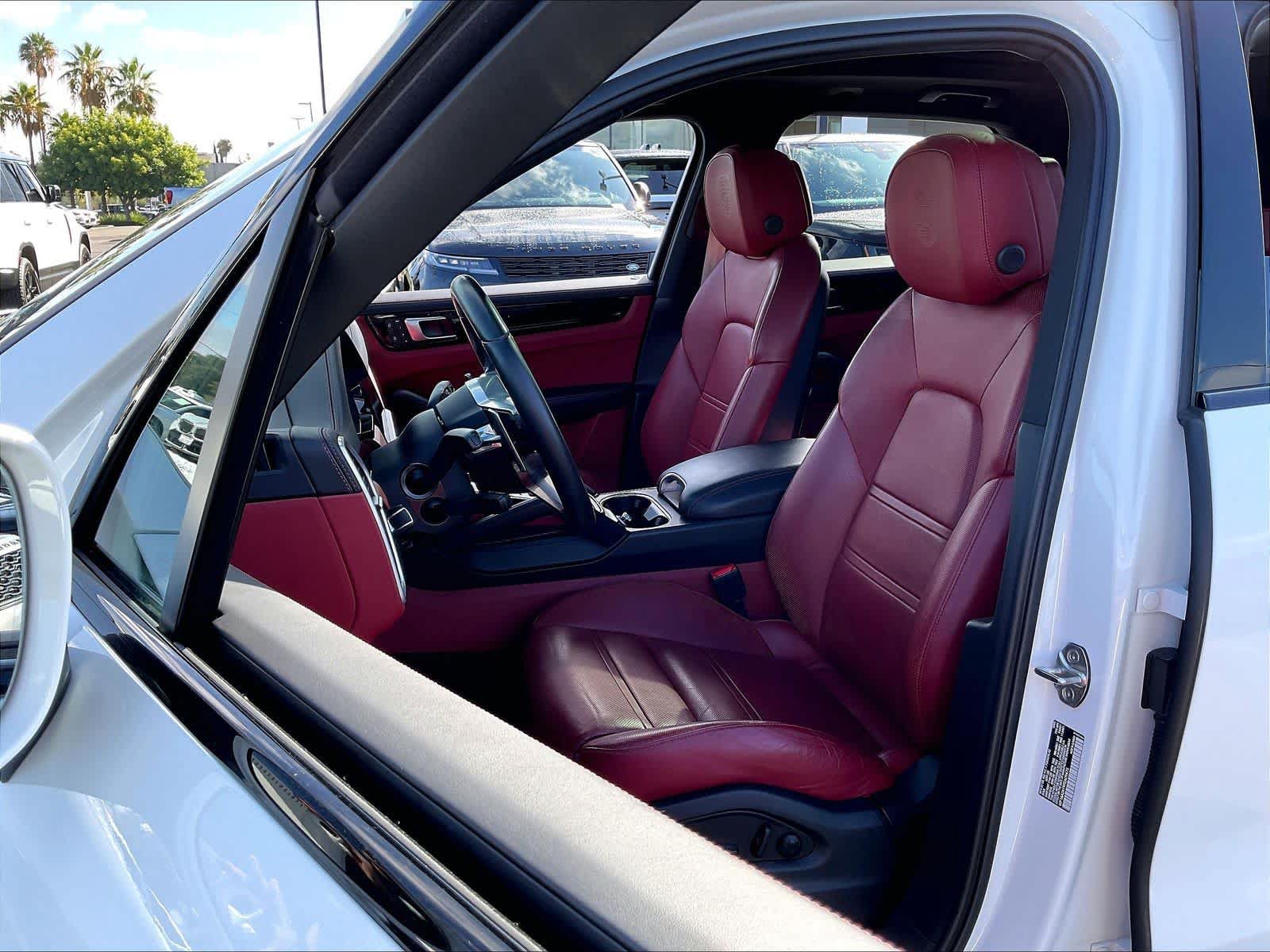 Used 2023 Porsche Cayenne Platinum Edition AWD/4WD image 28