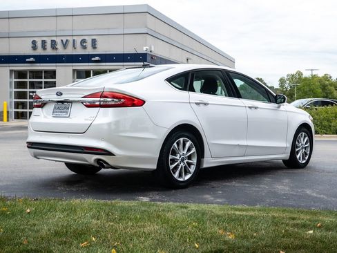 Used 2017 Ford Fusion SE w/ Fusion SE Technology Package image 9