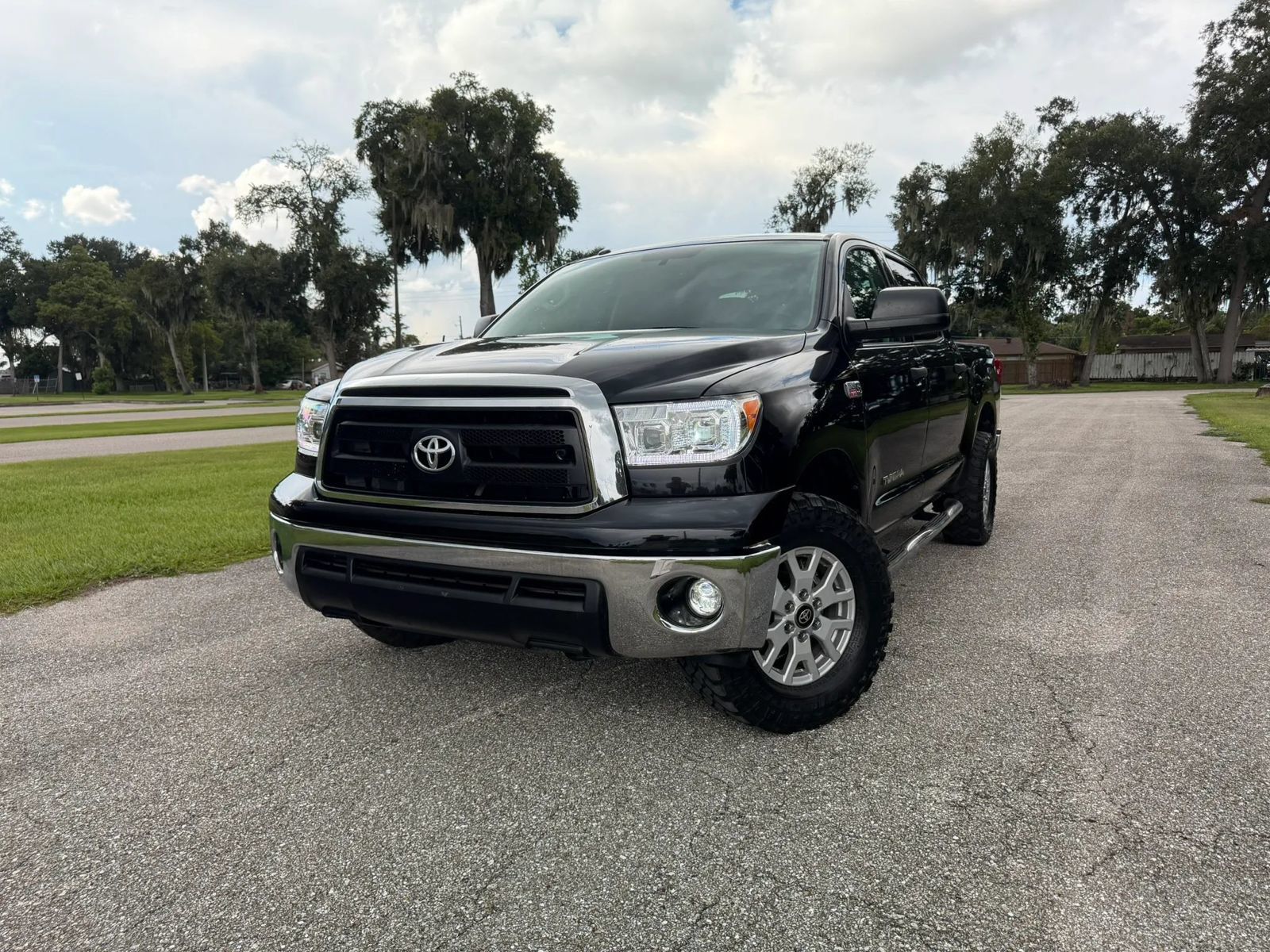 Used 2013 Toyota Tundra 4x4 CrewMax w/ Tow Pkg image 1