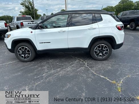 Used 2025 Jeep Compass Trailhawk AWD/4WD image 5