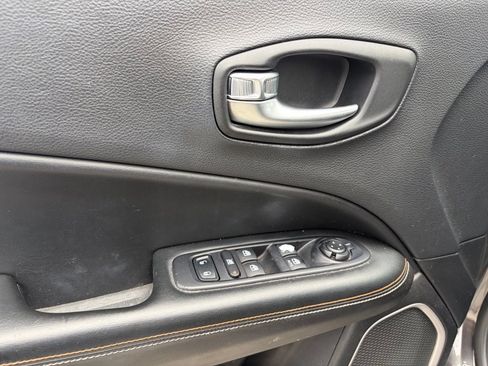 Used 2018 Jeep Compass Latitude FWD image 5