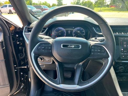 Used 2025 Jeep Grand Cherokee Altitude AWD/4WD image 16
