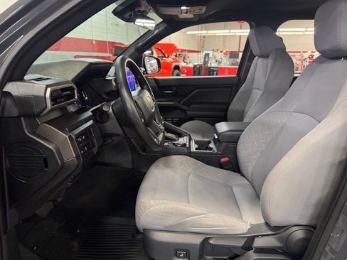 Certified 2025 Toyota Tacoma SR5 AWD/4WD image 14