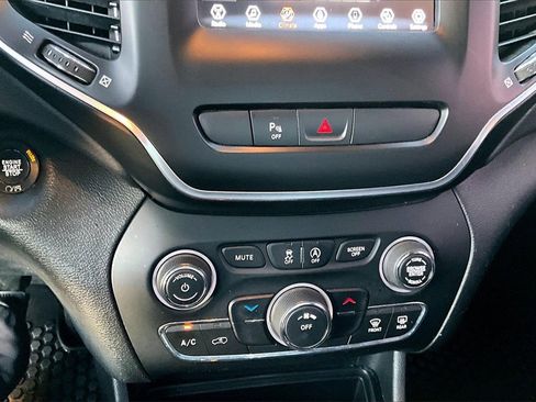 Used 2019 Jeep Cherokee Latitude Plus w/ Cold Weather Group image 32