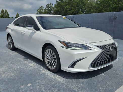 Used 2023 Lexus ES 300h Ultra Luxury w/ Accessory Package (Z2) FWD image 2