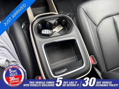 Certified 2024 Chrysler Pacifica Touring-L FWD image 15