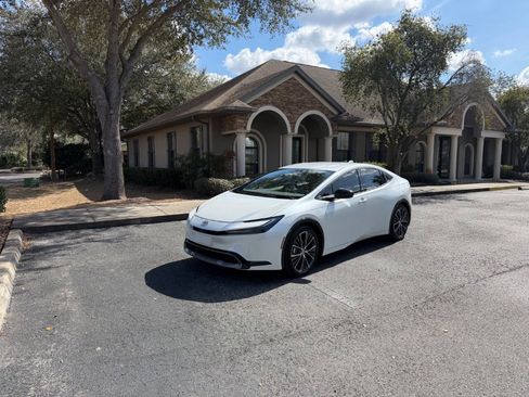 Used 2025 Toyota Prius XLE image 4