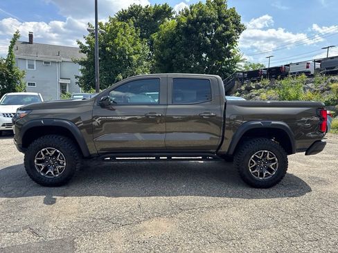 Used 2025 Chevrolet Colorado ZR2 w/ Technology Package AWD/4WD image 2