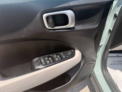 Used 2025 Hyundai Venue SEL FWD image 18