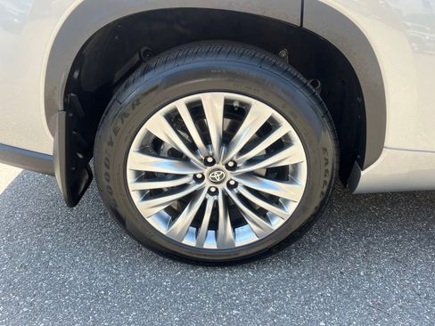 Certified 2024 Toyota Highlander Platinum FWD image 25