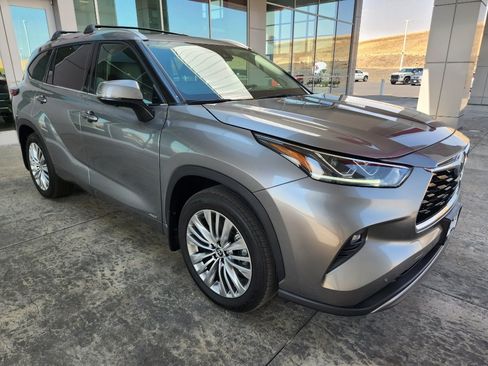 Used 2025 Toyota Highlander Platinum AWD/4WD image 12