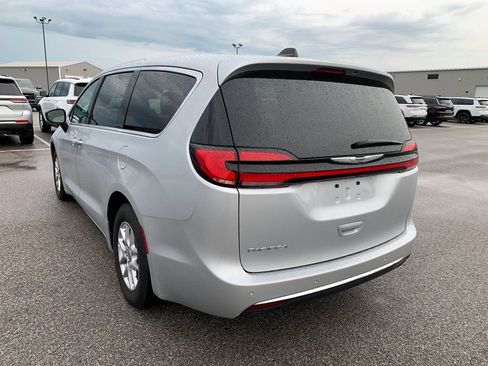 Used 2024 Chrysler Pacifica Touring-L FWD image 5