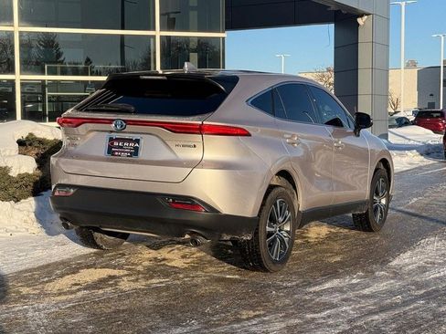 Used 2022 Toyota Venza LE image 3