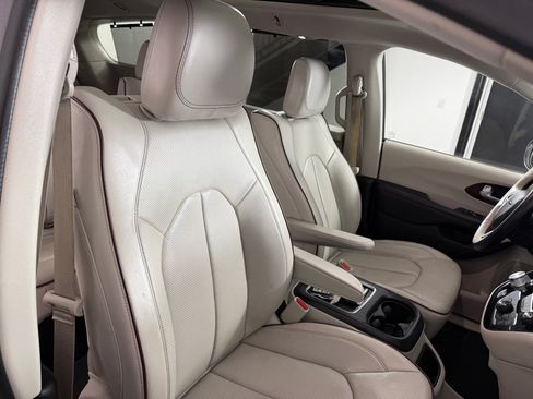 Used 2018 Chrysler Pacifica Limited FWD image 25