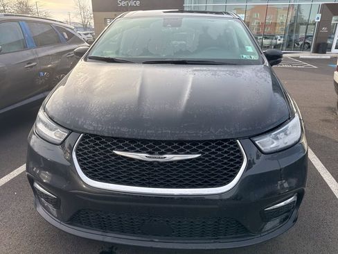 Used 2023 Chrysler Pacifica Touring-L image 2