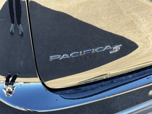 Used 2025 Chrysler Pacifica Limited image 12