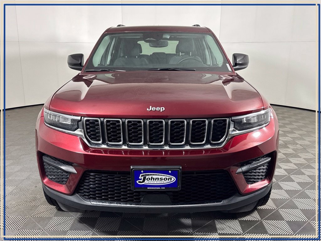 Used 2023 Jeep Grand Cherokee Laredo AWD/4WD image 3