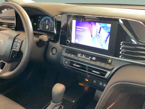 Used 2025 Toyota Camry LE w/ Convenience Package FWD image 35