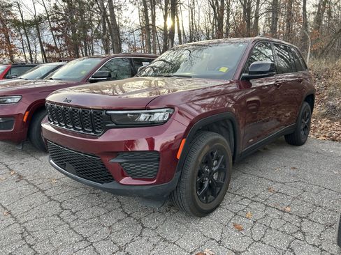 Used 2025 Jeep Grand Cherokee Altitude image 5