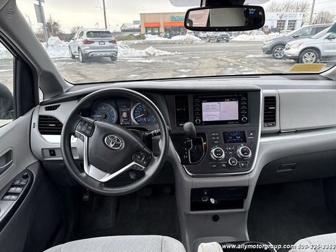 Used 2018 Toyota Sienna LE image 14
